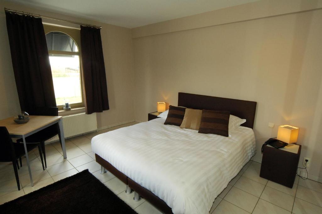 Hotel Le Saint Loup Жамблу Номер фото