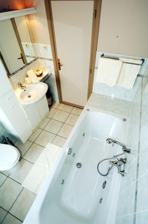 Hotel Le Saint Loup Жамблу Номер фото